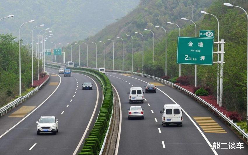 『』高速开车，前车急刹怎么办，是急刹还是躲闪？学会这个方法很重要