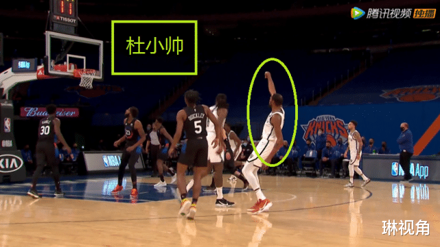 籃網(wǎng)隊(duì)|籃網(wǎng)險(xiǎn)勝尼克斯！最后17秒，杜蘭特主動(dòng)請(qǐng)纓，賽后杜蘭特抱住蘭德爾