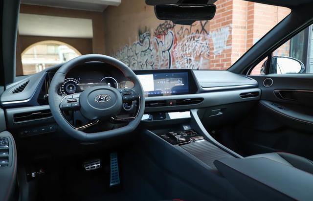 现代索纳塔@比雅阁还漂亮!全新索纳塔抢先看,当打开车门的瞬间,放弃帕萨特