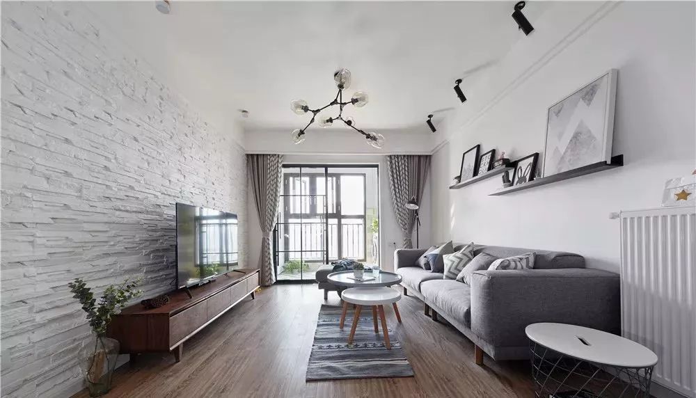 「」现在流行不做吊顶了,这样做省钱又好看实用!太聪明了