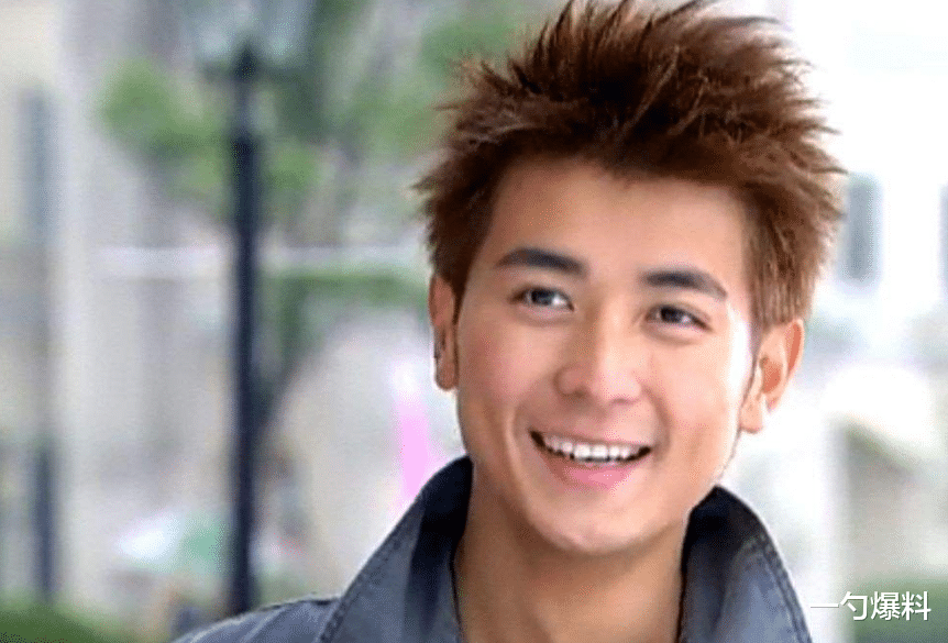 『保剑锋』他曾是“最帅老师”，娶大6岁妻子，如今老婆照片曝光，竟是熟悉的她