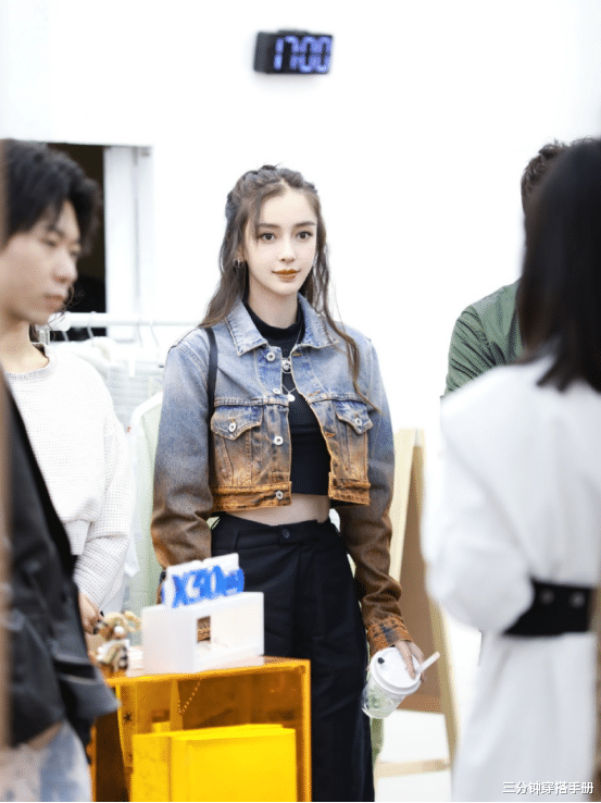 卫衣|杨颖最新私服粉嫩得像18岁少女，卫衣配打底裤，这角度有点显腿短