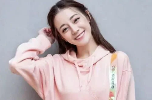 「迪丽热巴」热巴自称是家中最丑，看到与妹妹合照后，网友：把你妹妹嫁给我吧
