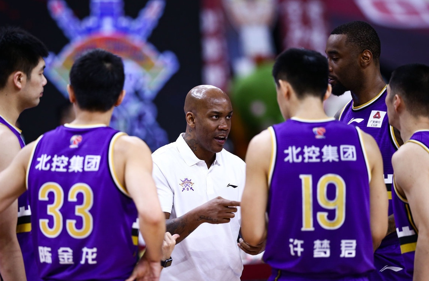 『易建联』20+8!易建联成CBA历史得分王,六项数据历史第1,第六冠也在路上了