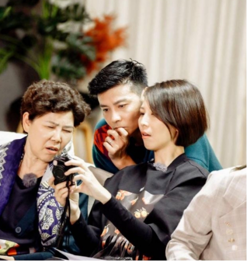 发型|46岁蔡少芬节目中终于换发型，波波头扎上半马尾，美回26岁