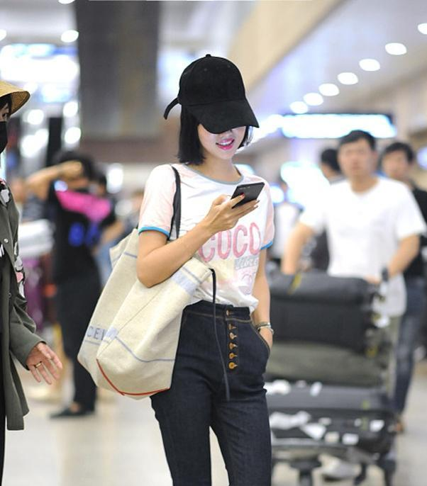 斑比融媒 惊险一幕!男子低头玩手机,逆行乘坐扶手电梯摔倒,头部鲜血直流