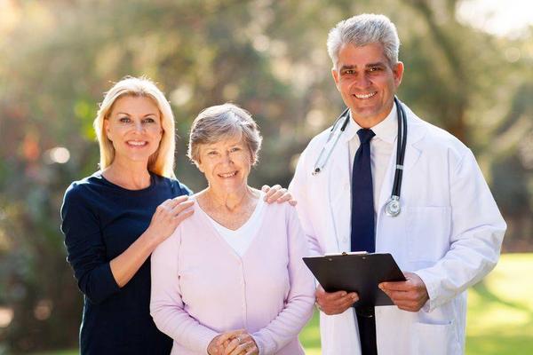 「饮食」肝脏病变，身体先知！出现“2黄2臭”，提醒：需要去看看肝脏了