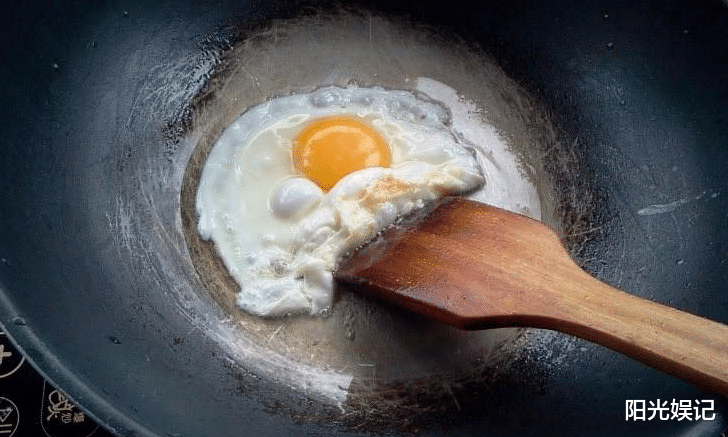 「鸡蛋」煎荷包蛋，第一步不是倒油！教你大厨做法，外焦里嫩，不糊不粘锅