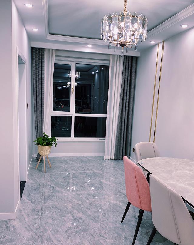 『』新房通风半年准备入住，打扫干净漂亮极了，进门就被客厅迷住了