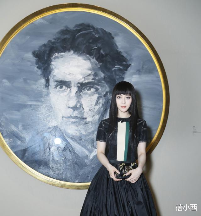 穿衣搭配：范冰冰剪了齐刘海连气质都升华了，穿黑色上衣配半身裙，嫩回19岁