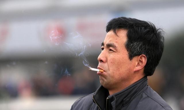 尼古丁：尼古丁的“劲敌”上线，老烟民常喝点，或排出烟毒，给肺洗个澡
