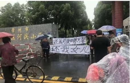 作文：学生因作文被批没有“正能量”自杀，我们作文评判标准该改了吧！