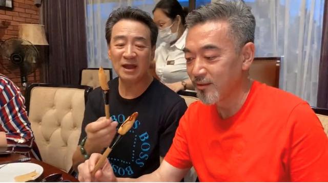 寇振海|65岁寇振海与好友相聚，小21岁娇妻韵味十足，儿子被关晓彤签约