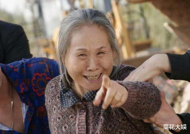 影视圈|62岁被儿子带进演艺圈，两部电影票房超85亿，如今比儿子还要红