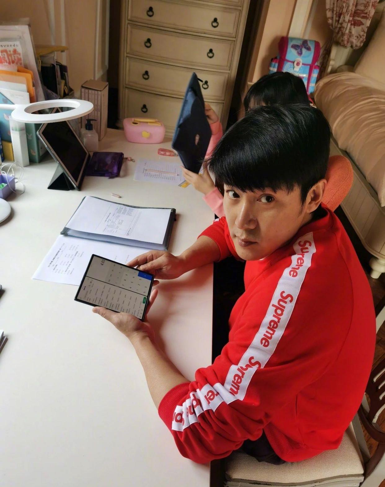 「陆毅」陆毅陪女儿上网课，炫的不是富，而是父母之爱