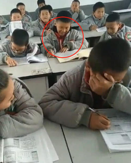 #中小学#小学生上课“传纸条”被没收,老师打开一看,笑到肚子疼