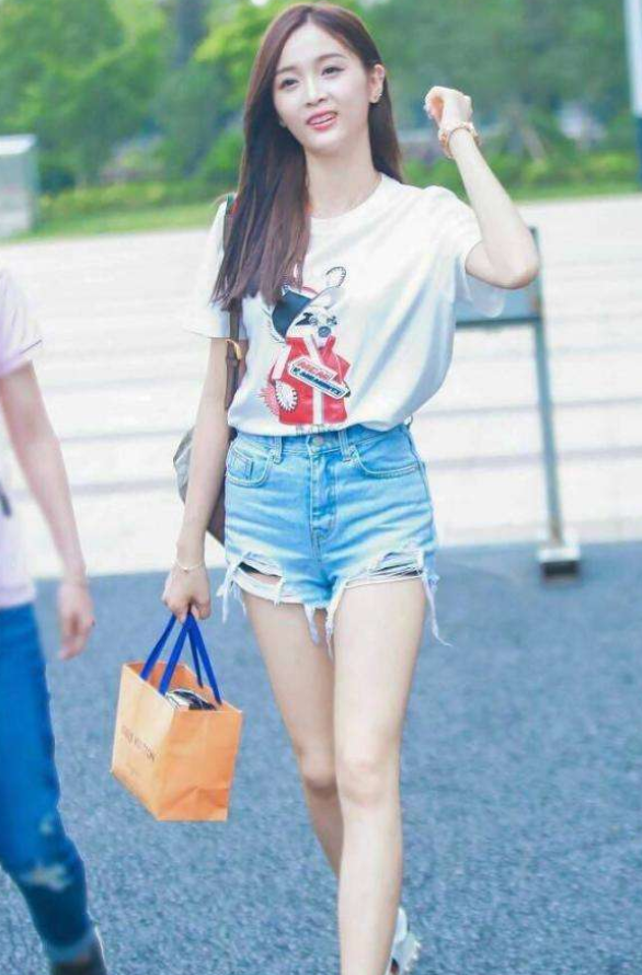 「吴宣仪」吴宣仪穿超短裤上节目，却忘记摄像头的存在，连观众都为她捏把汗