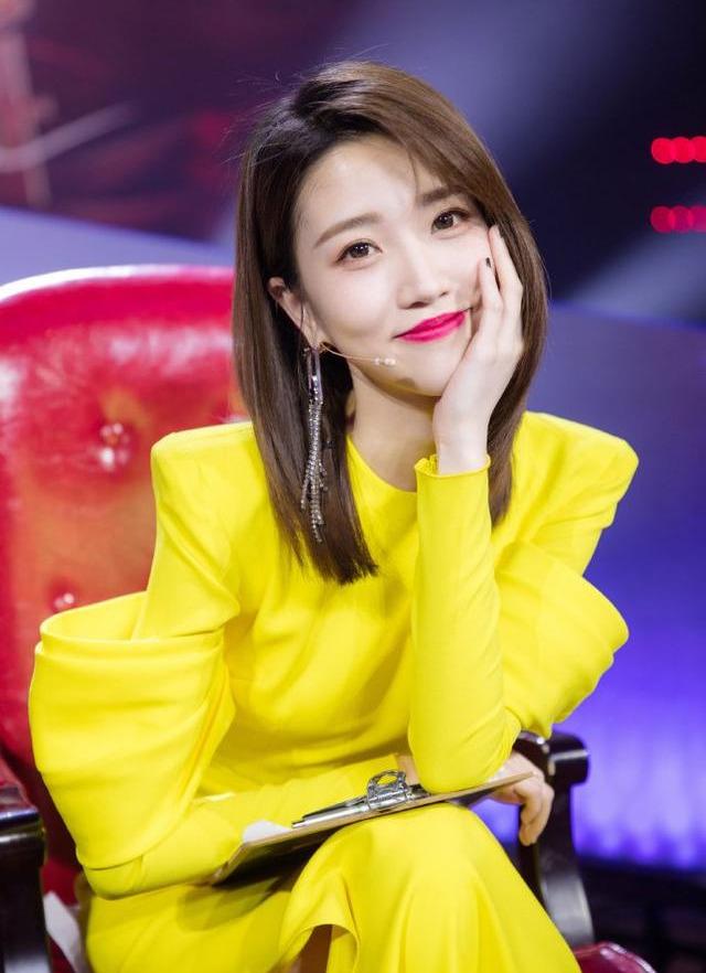 张纯烨|主持界第一腿精张纯烨，令《蒙面舞王》各女明星黯然失色