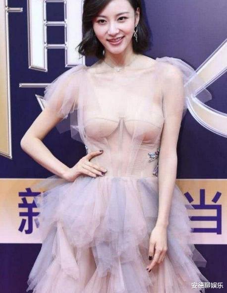 陈雅婷|王思聪前女友陈雅婷，粉红色长裙完美诠释，肉长到了对的地方！