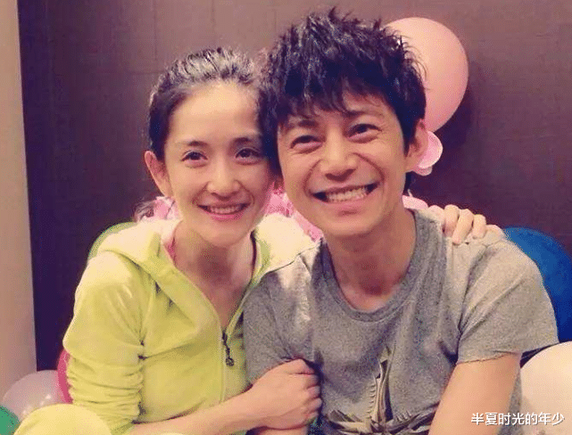 #快乐家族#快乐家族节目外同框，进门打招呼暴露真实关系，孰近孰远一目了然