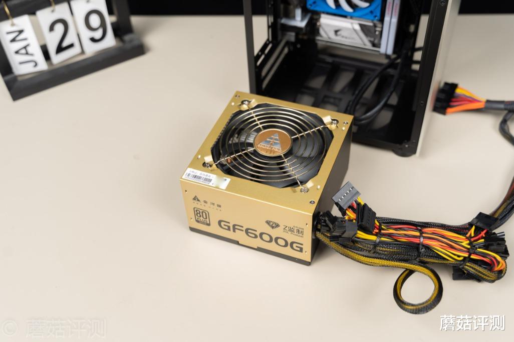 |没有人比蘑菇更懂如何上班摸鱼！打造一款可以上下班提着走的主机。