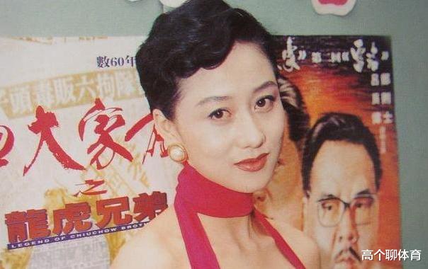 利智|李连杰小女儿晒近照，紧身上衣火辣身材尽显，不输母亲利智当年