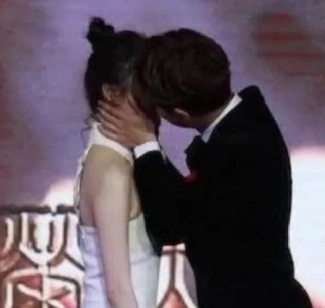 甄子丹：王思聪不敢撕她，成龙不敢碰她，甄子丹搂不到她，却被他给当众亲了