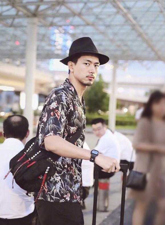 『皇后乐队』蔡徐坤新歌《情人》舞台首秀，复古花衬衫超抢眼，浪漫又不羁！