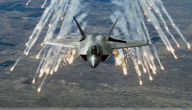 中国空军@振奋人心！中国空军首次公开驱离外机影音，喊话超霸气