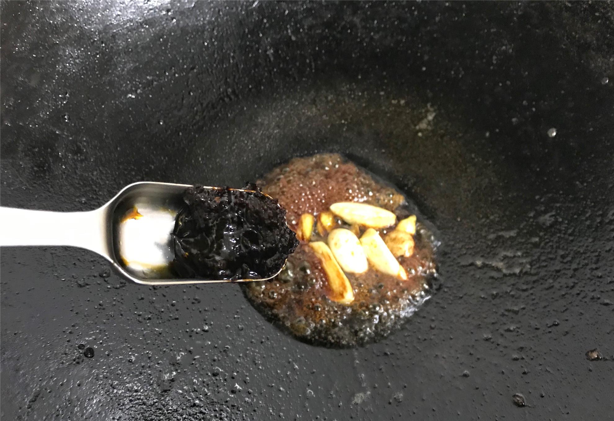 银鲳▲不管炖什么鱼，两种调料不能放，不然鱼又腥又难吃，看完别再错了