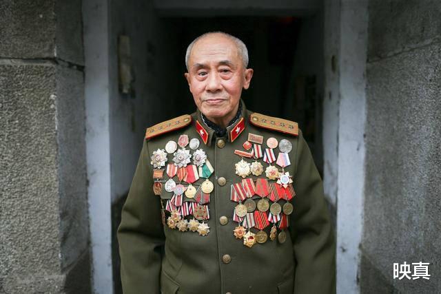 「罂粟」104岁老人去世，子女整理遗物时发现多枚勋章，才知父亲真正身份