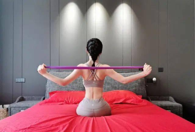 健身@教你仅用一根弹力带,练出完美的纤细手臂线条,建议收藏!