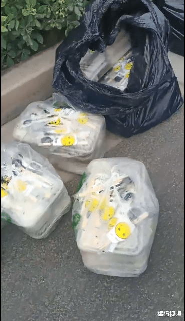 「工人」“爱心便当”只能看不敢吃 郑州环卫工:这是谁送的