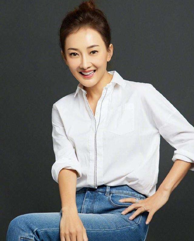 牛莉|牛莉:春晚一件粉红色大衣拍卖3万2引争议?随他去,我还是牛莉