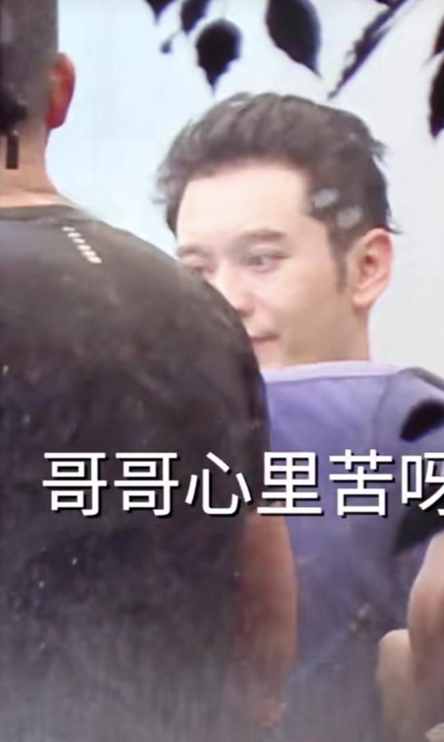 黄晓明|中年危机！黄晓明素颜发际线堪忧，不停被劝酒仍强打精神