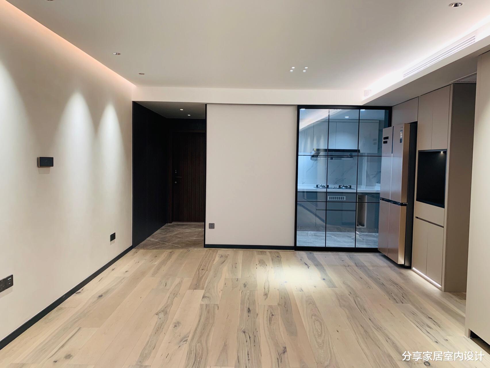 「」硬装结束，花了一天保洁做完真心漂亮，电视墙太实用了，很喜欢！