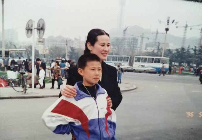 【董方卓】母亲节董方卓晒母子合影却更像兄妹，网友：传说中的董妈太漂亮了