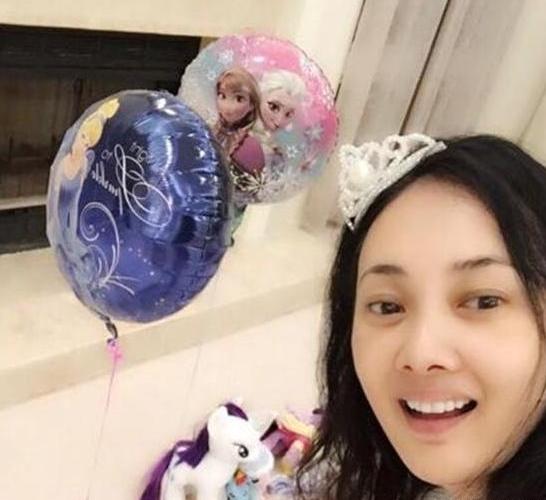 参观牛莉住的豪宅，落地窗外全是森林绿植，仿佛是住在世外桃源