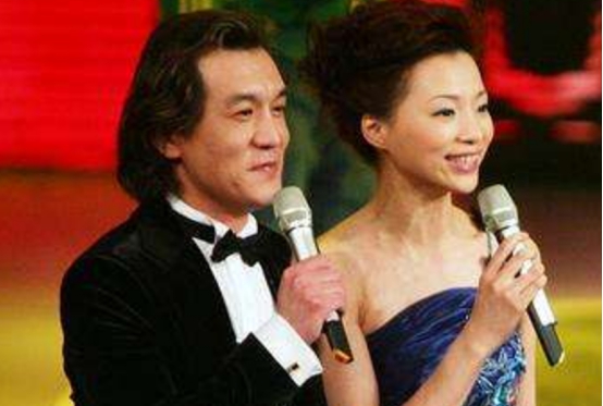 董卿|连续13年主持央视春晚，40岁嫁富商成后妈，她的完美人生无法模仿