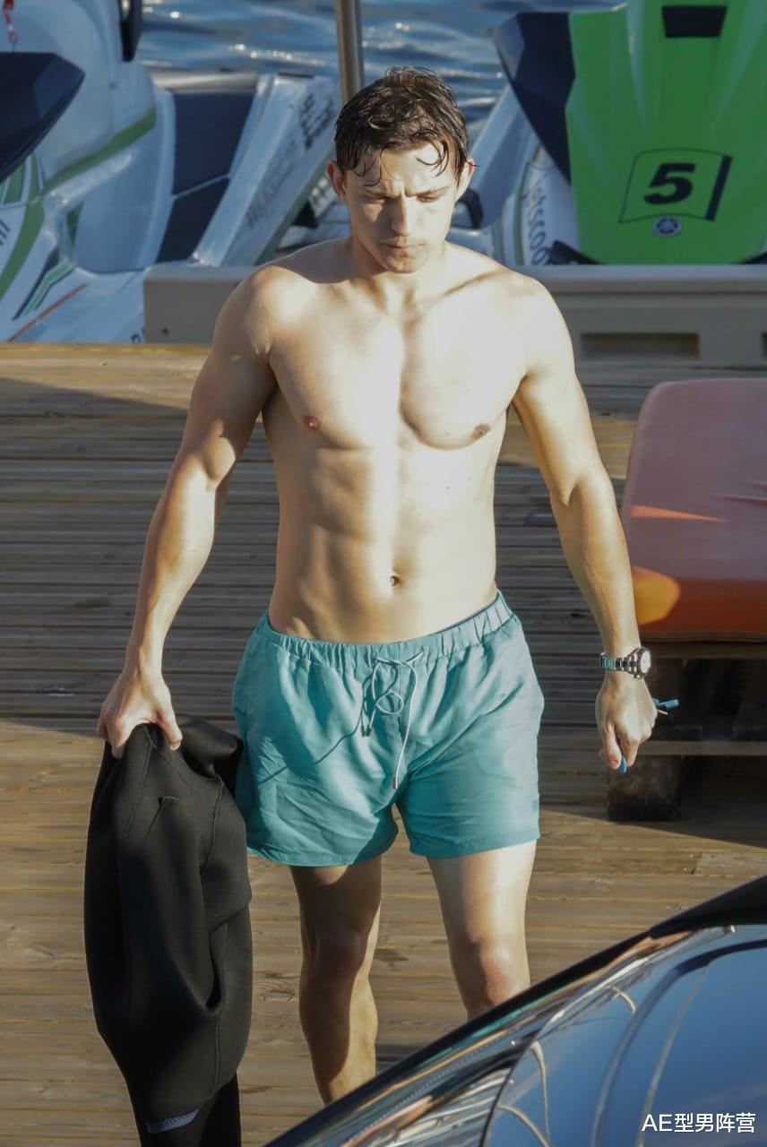 蜘蛛侠|酷毙了!24岁“蜘蛛侠”汤姆·赫兰德海边度假,一身肌肉超级有型