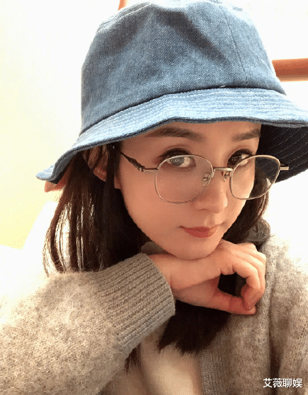 「刘碧丽」网友偶遇赵丽颖夫妇散步，冯绍峰手放的位置太霸气，丈夫专属位置