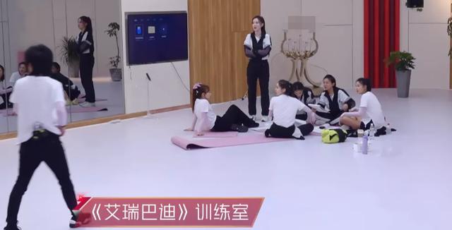 「丁当」《乘风破浪》公演造型曝光,丁当、许飞格格不入,一组或淘汰两个