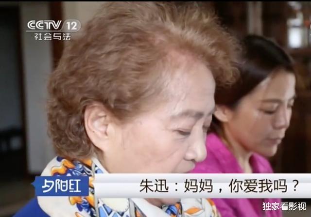 「朱迅」朱迅被亲妈伤害后，却成了模范儿媳：吃婆婆剩饭，伺候瘫痪的公公