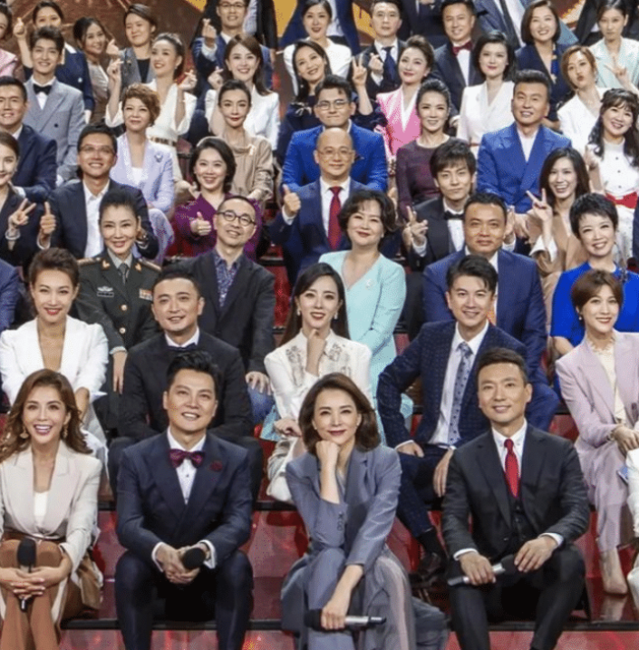 主持人|全国主持人齐聚央视大合影曝光，董卿稳坐C位，汪涵地位比撒贝宁高