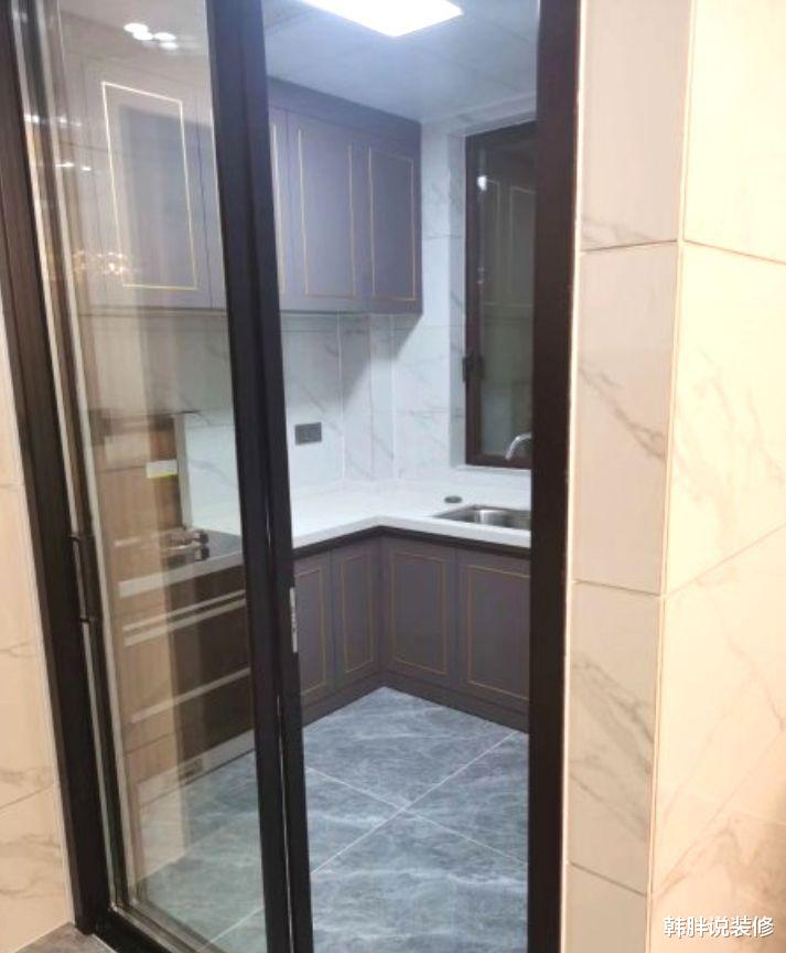 【】80㎡现代风格两居室，全屋贴瓷砖非常干净有气质，电视墙真好看