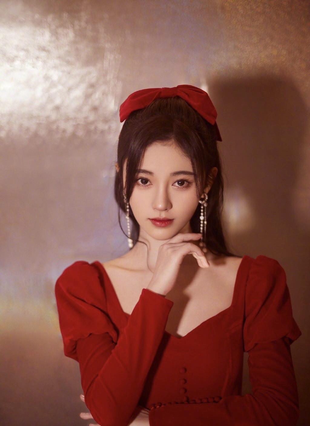 【鞠婧祎】SNH48有4千年美女鞠婧祎和4万年美女苏杉杉！网友：一个比一个假