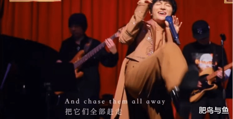 「周深」《歌手》周深隔离被憋坏,出门唱太雀跃!蹬腿小步跳,红色背景似结婚!