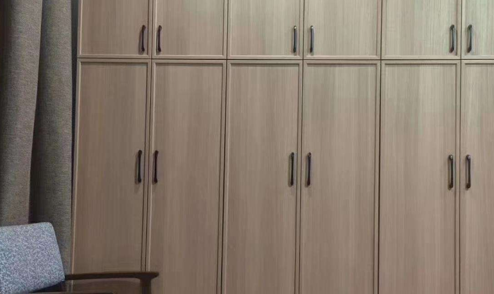 ##衣柜到底选择什么材质,实木颗粒板好不好?听听专业人士分析一波