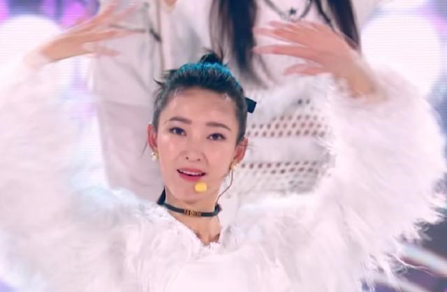 「刘若英」《乘风破浪的姐姐》主题曲舞台首曝光!30人穿女团服,吴昕太出彩