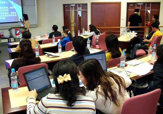 教师|选修课充满低俗且歧视女性，学生愤怒退课，校方回应：已停课